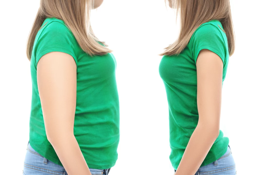 Žena v zeleném tričku před a po, ilustrující změnu postavy a efektivitu hubnutí nebo fitness programu.