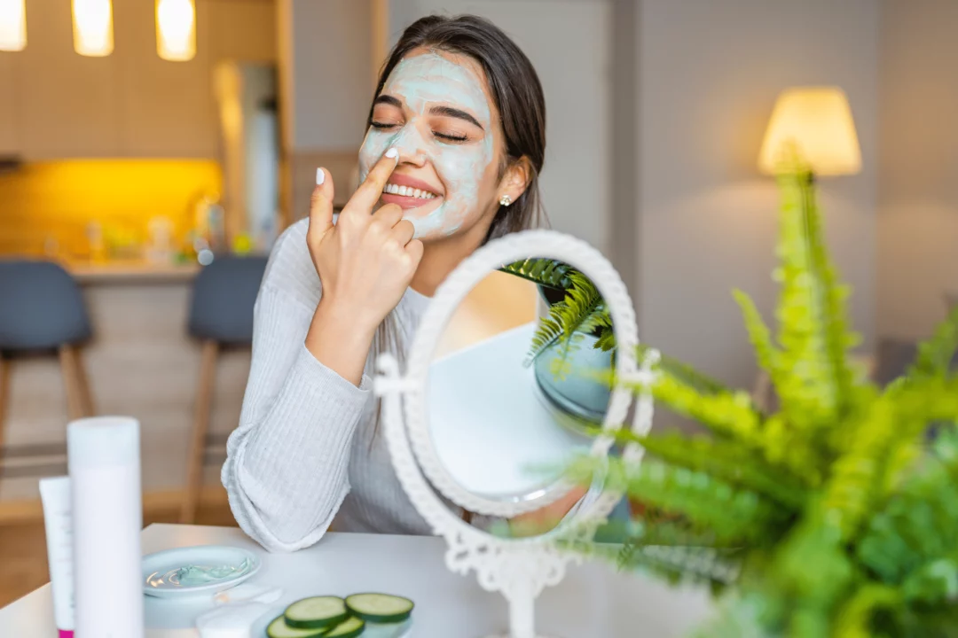 paní pečuje o pleť v létě