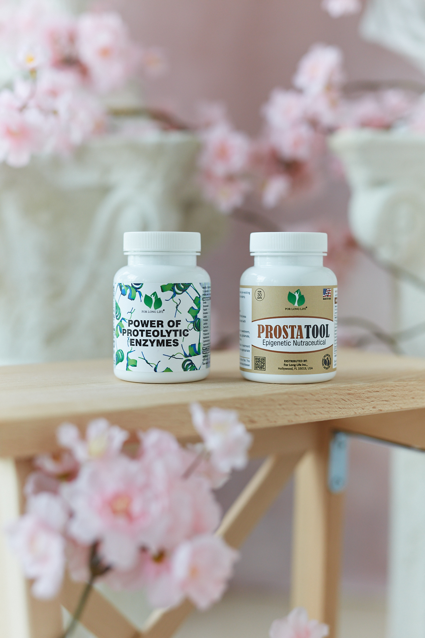 PROSTATOOL_prostata_2_produkty_na stolku_růžové_květy