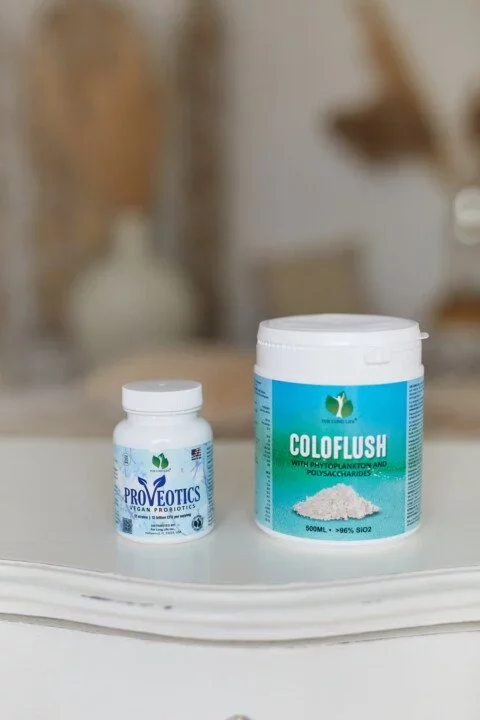 Dva doplňky stravy na bílé ploše: Proveotics probiotika a Coloflush detoxikační prášek.