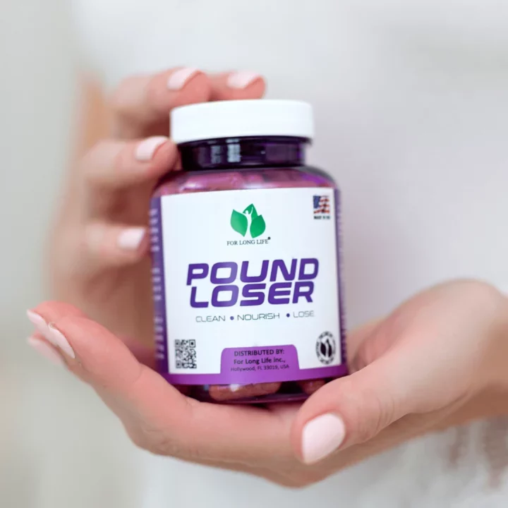 Láhev s doplňkem stravy pro hubnutí s názvem Pound Loser v rukou na bílém pozadí.