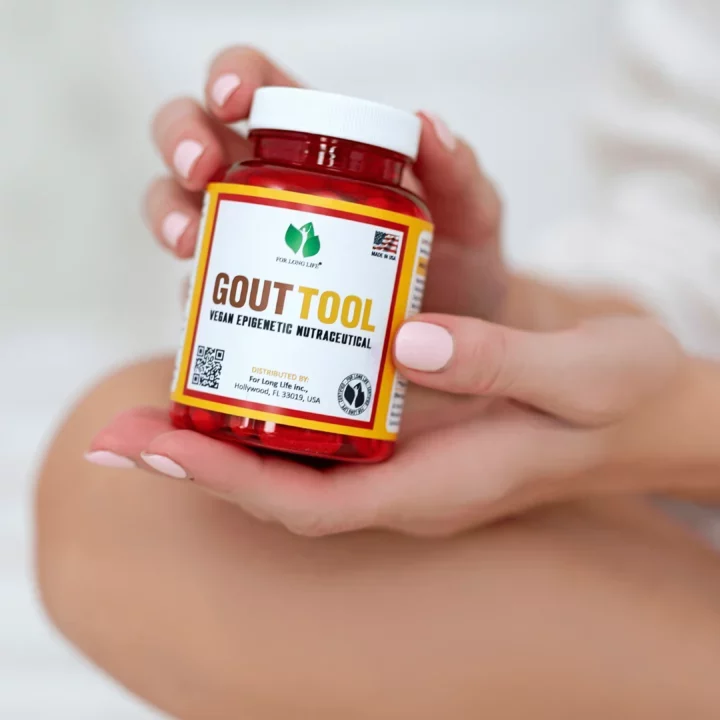Ruce drží červenou lahvičku doplňku stravy Gout Tool, veganský epigenetický nutraceutikum pro zdraví kloubů.