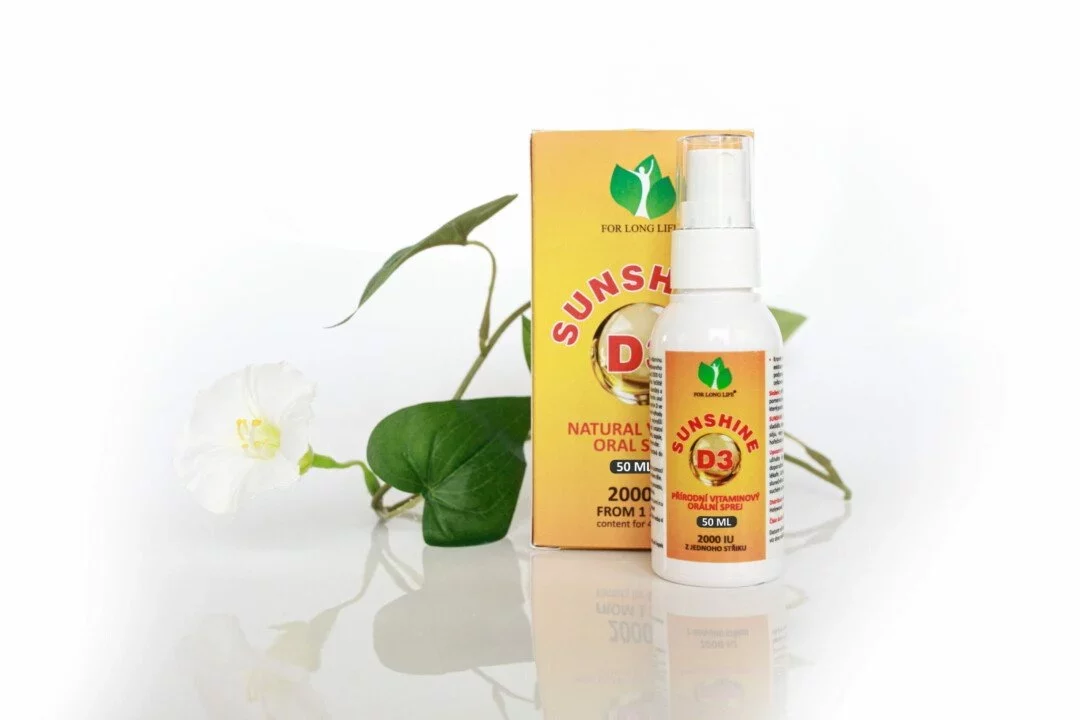 Vitaminový sprej Sunshine D3 s rostlinou v pozadí, poskytující přírodní zdroj vitamínu D pro zdravý životní styl.