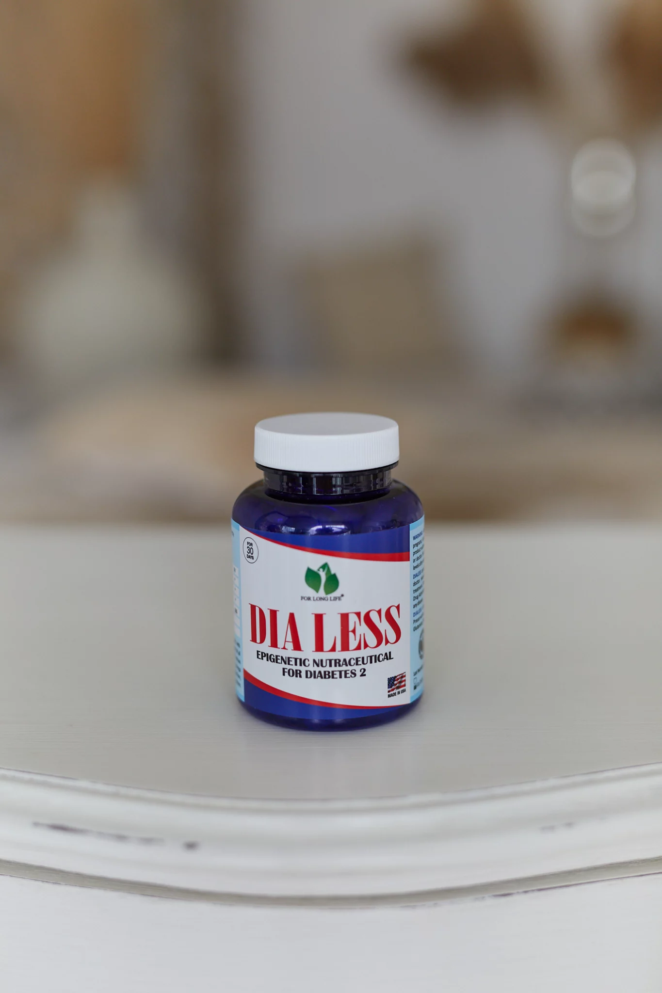 Na bílém stole stojí modrá lahvička s nápisem „DIA LESS Epigenetický nutraceutikum pro diabetes 2“ a propaguje péči o diabetes.