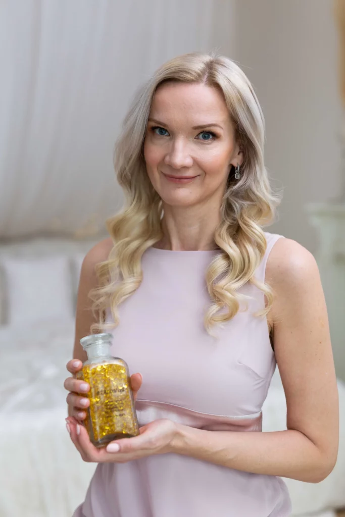 Petra Doubková - Linie4life - drží lahvičku light of life